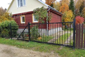 Деревянная калитка в кирпичных столбах
