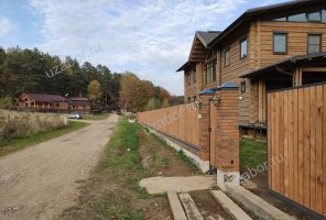Деревянный забор, вид с дороги
