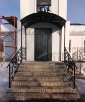 Кованый козырёк над парадным входом, ступени