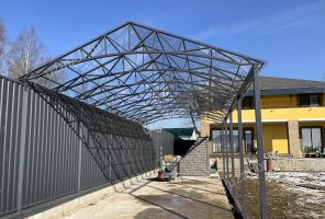 Арочный навес из прозрачного поликарбоната, вид изнутри