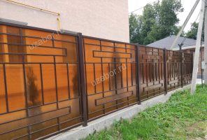 Забор из поликарбоната с геометрическим рисунком