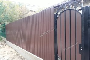 Профнастил коричневый с кованой калиткой