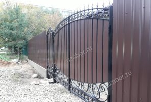 Профнастил коричневый с коваными воротами