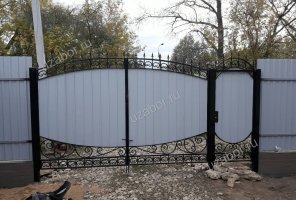 Профнастил серый с коваными воротами анфас