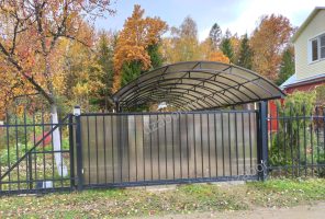 Секционные ворота с навесом из поликарбоната