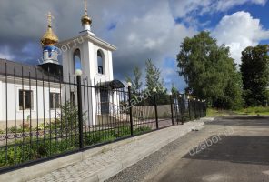 Кованая ограда у церкви, золотые купола