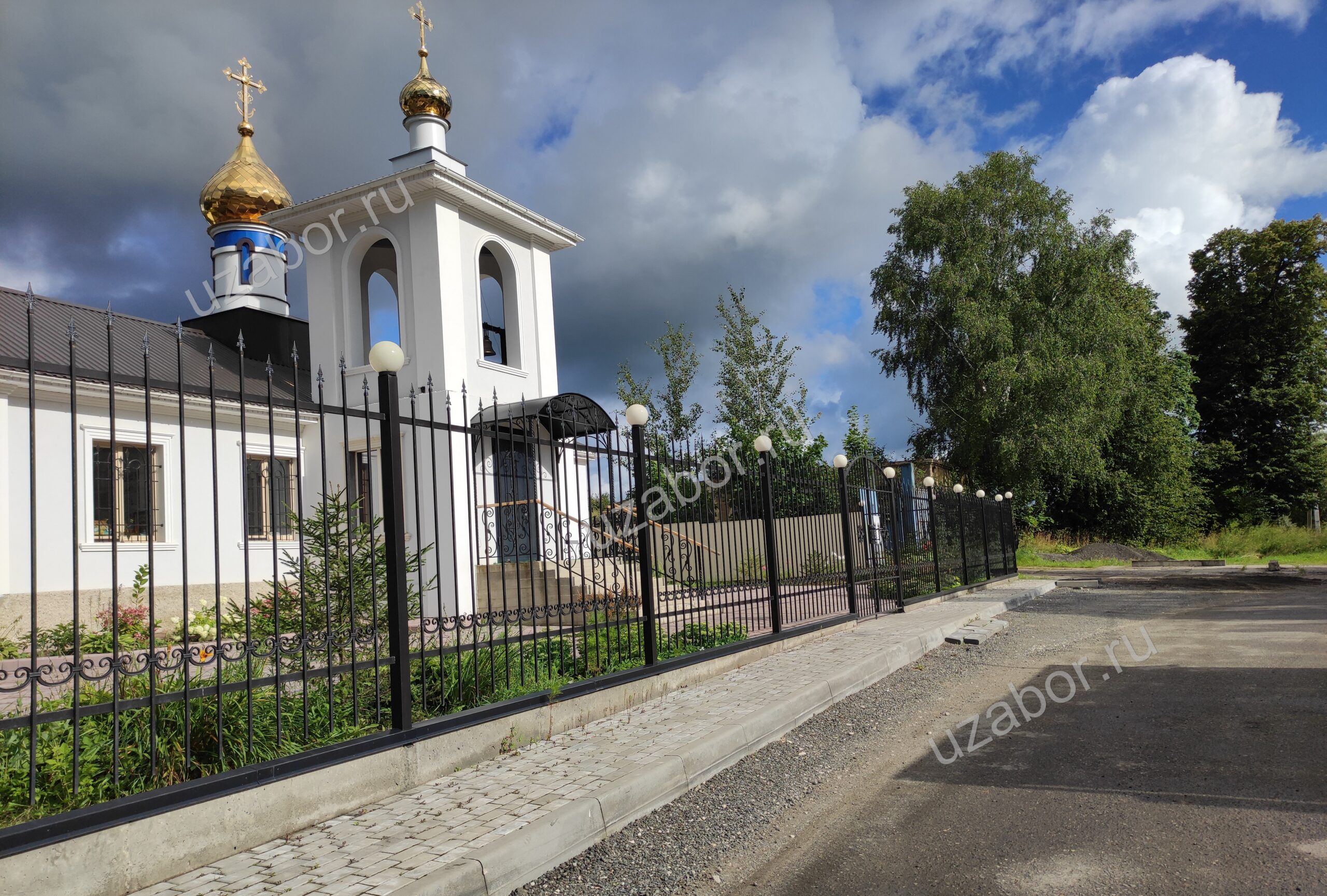 Кованая ограда у церкви, золотые купола